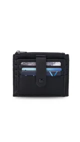 Tarjetero negro de símil cuero con presilla frontal y capacidad para 11 tarjetas. Incluye un visor transparente y un bolsillo con cierre para monedas o billetes.
