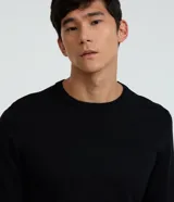 Suéter de viscosa color gris claro, de corte clásico, con cuello redondo y mangas largas.