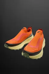 Zapatilla deportiva para correr Zara Athleticz, color naranja, con parte superior tipo calcetín fabricada en tejido transpirable, tirador trasero y suela con tecnología Spume Foam V2.