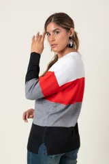 Sweater de punto a rayas horizontales en blanco, rojo, gris y negro, de corte clásico y cuello redondo.