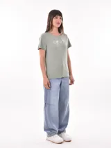 Remera negra de algodón con estampado frontal de la palabra "MERCI" en letras delineadas con colores del arcoíris.