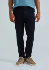 Pantalón de vestir azul marino, de corte slim fit, con bolsillos laterales y traseros.