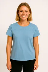 Remera gris con detalle de bordado calado en cuello y mangas cortas.