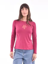 Remera manga larga color fucsia con estampado en el pecho.