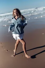 Minifalda blanca de algodón con cintura elastizada y volados escalonados con inserciones de encaje.