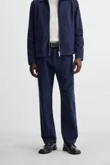 Pantalón azul marino de corte recto, confeccionado en tejido de lyocell y algodón. Cuenta con bolsillos laterales y traseros de ojal.