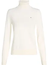 Sweater de punto color blanco, con cuello alto y logo bordado en el pecho.