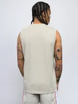 Musculosa gris con cuello y sisas ribeteadas en rojo. Logo de Umbro bordado en el pecho.