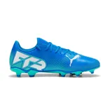 Championes de fútbol Puma Future 7 Play FG AG, color celeste con detalles en blanco y verde agua.