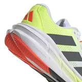 Championes Adidas Questar 3 para hombre, color blanco con detalles en gris, negro, amarillo y naranja. Ideales para running. Cuentan con amortiguación Bounce 2.0 y plantilla Cloudfoam Plus.