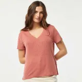 Remera color salmón de corte recto, con cuello en V y mangas cortas.