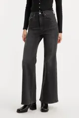 Pantalón de jean negro de tiro alto, corte acampanado y bajo desflecado.