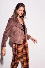 Campera estilo biker de gamuza sintética color malva o marrón rosado, con cierre asimétrico y detalles de tachas doradas en solapas y hombros.