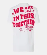 Remera blanca de algodón con cuello redondo y mangas cortas. Estampa pequeña "HSM Social Club" en el pecho y estampa grande "We Are All In This Together" en la espalda.