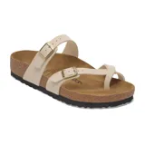 Sandalias Birkenstock modelo Mayari, color arena, con dos correas ajustables con hebilla y plantilla anatómica de corcho y látex.