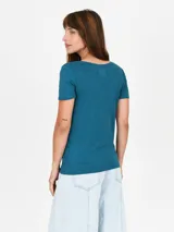 Remera verde con escote en V y mangas cortas.