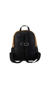 Mochila color tostado combinada con nobuck, bolsillo amplio adelante con broche y cierre, bolsillos en los costados, asas regulables y bolsillos internos cómodos.