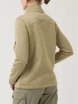 Micropolar color beige con cierre completo, cuello alto y bolsillo con cierre en la manga izquierda.