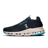 Championes negros de la marca On Running, modelo Cloudnova 2, con detalles en celeste y suela color crema.