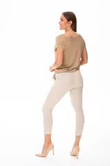 Remera beige de viscosa con escote redondo y mangas cortas.