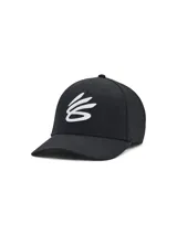Gorro negro con visera curva y logo de Stephen Curry bordado en blanco en el frente.