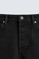 Pantalón de jean celeste de corte recto, con cinco bolsillos y cierre frontal con botones.