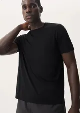 Remera deportiva negra de manga corta con cuello redondo.