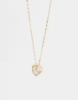 Collar largo dorado con cadena de eslabones planos y dijes colgantes: corazón con borde dorado y centro iridiscente, corazón dorado con strass y cuarzo rosa facetado.