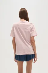 Remera blanca de algodón con cuello redondo y mangas cortas. Estampado frontal con diseño de peces azules sobre fondo a cuadros amarillos y texto "Isola di Capri" y "Amalfi Coast".