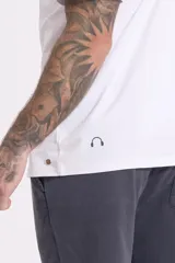 Remera verde claro de manga corta con cuello redondo y logo estampado en el pecho.