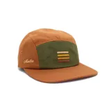 Gorro marrón de cinco paneles con visera plana y parche frontal verde oliva con tres líneas horizontales bordadas en tonos ocre. Tiene el nombre "Martha" bordado en el lateral. Talle único ajustable.
