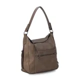 Cartera negra de cuero sintético con apertura superior y cierre con solapa. Tiene un bolsillo frontal con broche magnético y cierre, dos bolsillos internos y un bolsillo divisor en el forro. Incluye bolsillos laterales con cierre y correa larga regulable.