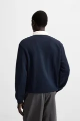 Sudadera tipo polo con cuello clásico, manga larga y diseño a rayas horizontales en color verde oscuro y crudo.