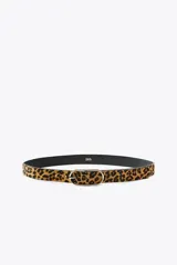 Cinturón de cuero con estampado animal print y hebilla ovalada dorada.