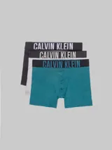 Pack de tres bóxers Calvin Klein de algodón, con cintura elástica con el logo de la marca. Incluye un bóxer negro, uno gris y uno azul petróleo.