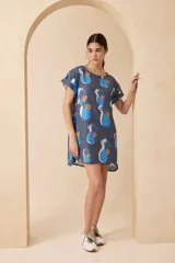 Vestido corto azul con estampado de ananás y mangas cortas con dobladillo.