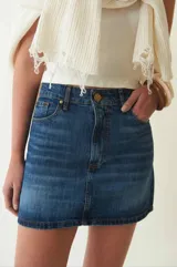 Minifalda de denim azul con corte recto, tiro alto y cinco bolsillos.