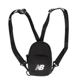 Bandolera negra New Balance Micro Shoulder con logo blanco estampado en el frente. Tiene correa ajustable y cierre de cremallera.