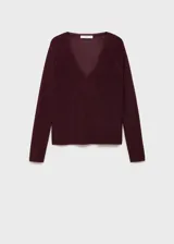 Jersey de punto fino color vino tinto, con cuello pico y manga larga. Tejido de lúrex con acabado brillante.