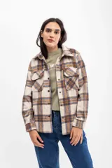 Camisa tipo sobre con bolsillos frontales, de diseño a cuadros en tonos beige y marrón.