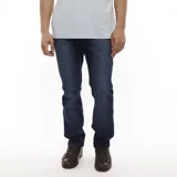 Jean Wrangler de corte recto, color azul oscuro, con tiro bajo y confeccionado en algodón con un toque elástico.