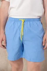 Short de baño celeste con cintura elástica y cordón amarillo.