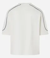 Remera de corte boxy color crema con estampa del número 96 en el frente y detalles en negro en cuello y mangas.
