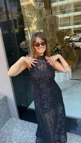 Vestido largo de encaje negro con lurex, cuello halter y tajos laterales. Incluye un vestido corto removible como forro.