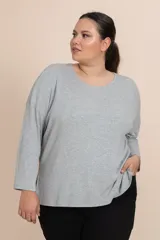 Remera manga larga gris melange de tejido de punto canalé.