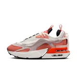 Championes urbanos Nike Air Max Furyosa NRG de mujer, con capellada de malla blanca y revestimientos de cuero sintético en tonos rosa y naranja. Entresuela de espuma con cámara de aire visible y suela de goma negra.