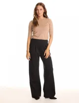 Pantalón palazzo negro de viscosa, tiro alto con pretina lisa y pasadores para cinturón. Diseño con pinzas frontales, bolsillos laterales de corte vertical y bolsillos ojal simulados en la parte trasera.