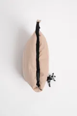 Necesser de poliéster color beige con diseño capitoneado y cierre superior con cremallera negra.