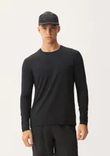 Remera negra de manga larga con cuello redondo y protección solar.