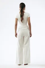 Crop top celeste de tejido de punto acanalado, con escote en V y detalle de abertura circular en el centro.